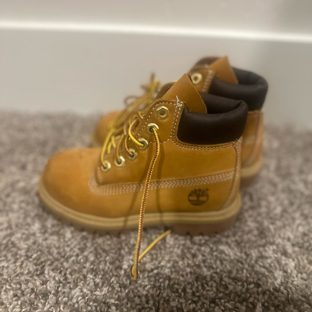 Toddler Timberlands 
Size 9.5c
Wheat